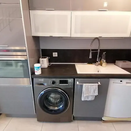 T3 Independant De 62 M2, Place De Parking Prive, Au Calme Et Central, Avec Jardinet Et Balcon *