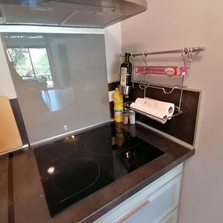 Apartmán T3 Independant De 62 M2, Place De Parking Prive, Au Calme Et Central, Avec Jardinet Et Balcon *