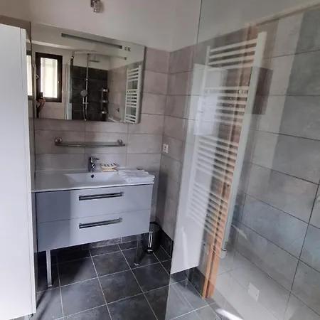 T3 Independant De 62 M2, Place De Parking Prive, Au Calme Et Central, Avec Jardinet Et Balcon *
