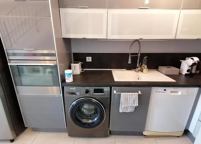 T3 Independant De 62 M2, Place De Parking Prive, Au Calme Et Central, Avec Jardinet Et Balcon *