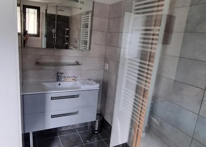 T3 Independant De 62 M2, Place De Parking Prive, Au Calme Et Central, Avec Jardinet Et Balcon *