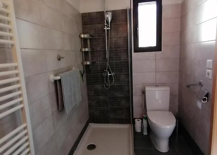 T3 Independant De 62 M2, Place De Parking Prive, Au Calme Et Central, Avec Jardinet Et Balcon *